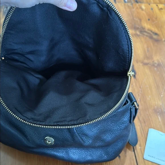 Marc Jacobs Leather Black Crossbody Bag with Adjustable Strap and Slouchy Design - Picture 8 of 11